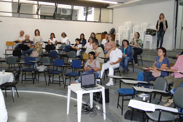 Profissionais da saúde participam de curso sobre a Dengue capacitao sobre a dengue- patrcia rodrigues- 05-10-11 18